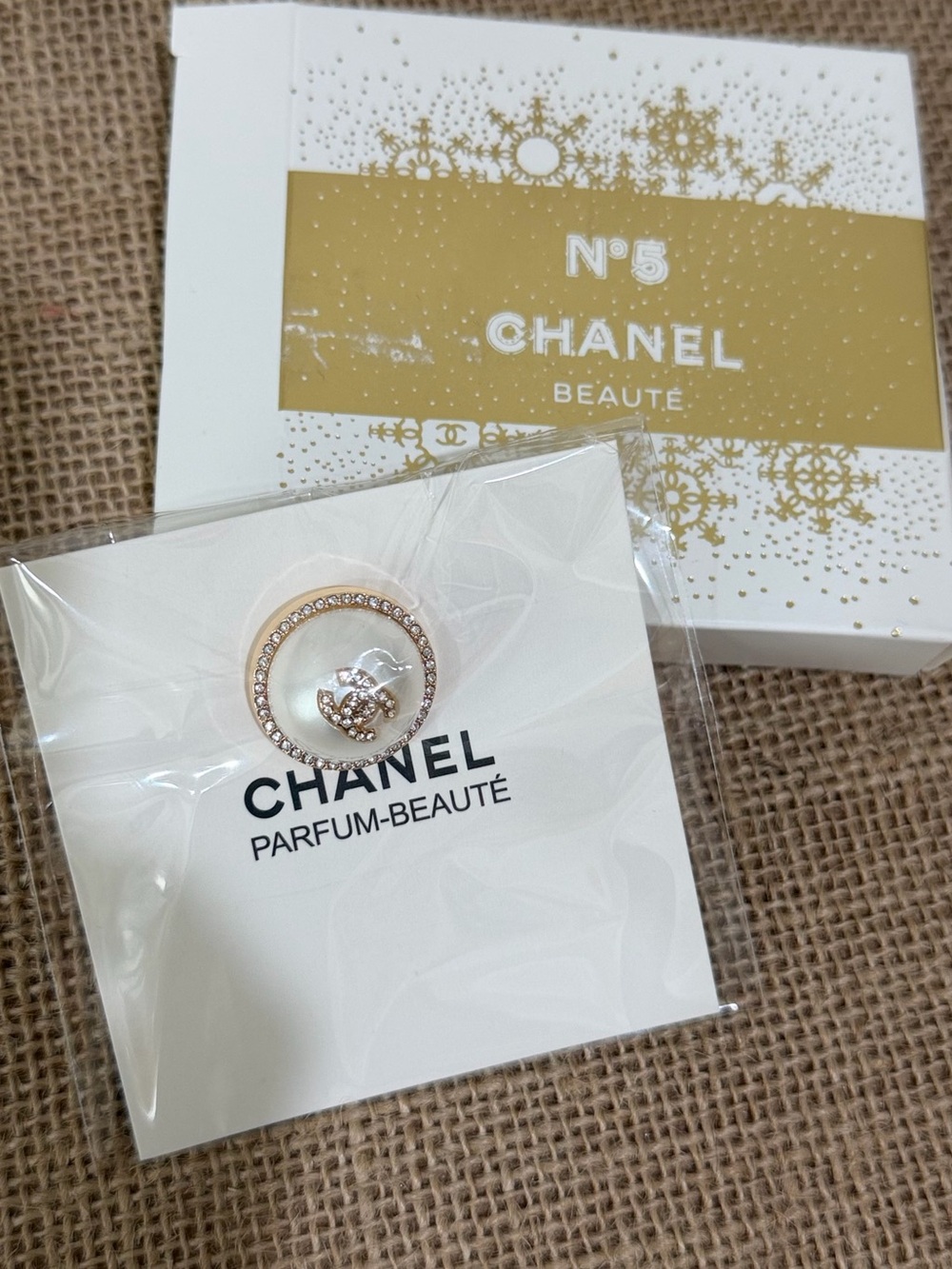 CHANEL Parfums Beauty GWP Pin
